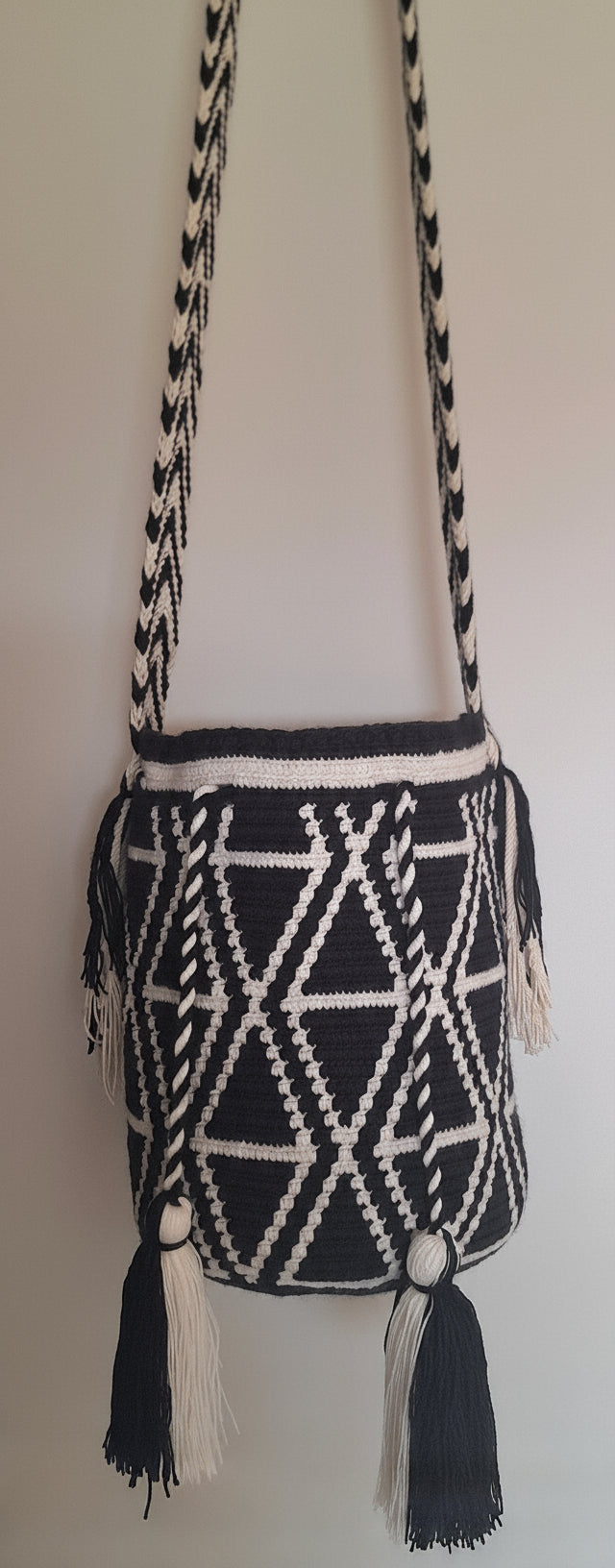 Medium Wayuu Bag Triangle Design in Black and White