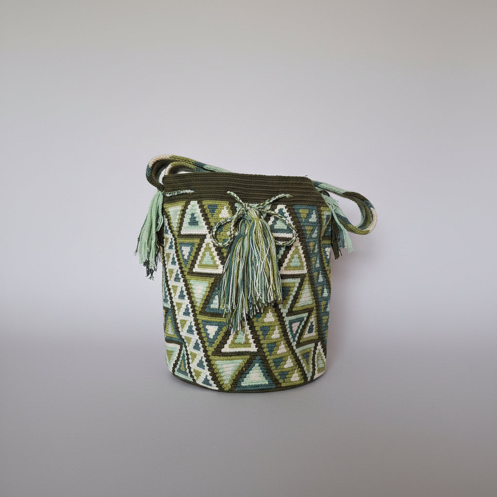 Hand-woven Wayuu bag with geometric green pattern. Ethically and responsibly sourced.